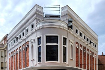 C/ Ramón y Cajal, número 23 c/v a C/ La Torre.