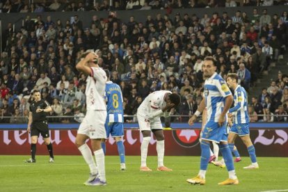 Los culturalistas Rubén Sobrino y Selu Diallo se echan las manos a la cabeza tras recibir el segundo gol del Deportivo en Riazor.