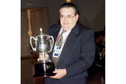 Juan Díez Guisasola con la copa de Campeón de Segunda División B durante su etapa como presidente de la Cultural.