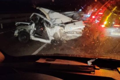 Accidente provocado por un jabalí en la carretera de Ardón en una imagen de archivo.