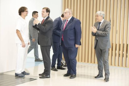 Fernández Mañueco saluda a un sanitario de El Ejido, junto a Alejandro Vázquez y Eduardo Diego.