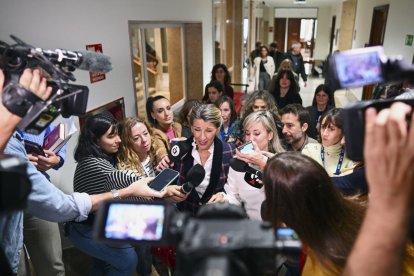 Yolanda Díaz responde a los periodistas.