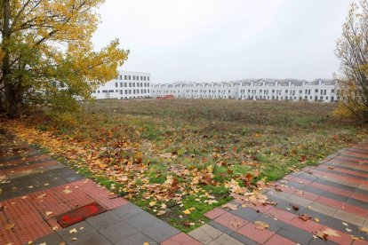La parcela en la que se planea ejecutar la piscina olímpica está en la carretera de Carbajal, frente a la rotonda de acceso a la urbanización Reino de León.