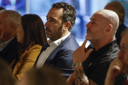 Víctor de Aldama y Daniel Esteve, de Desokupa, en un acto de Espinosa de los Monteros.