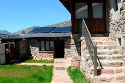 Una de las casas que conforman el alojamiento “Entre Babia y la Luna”, donde la arquitectura tradicional se adapta a la sostenibilidad sin perder su esencia.