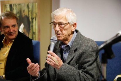 El escritor Theodor Kalifatides, ayer, en la casona de San Feliz.