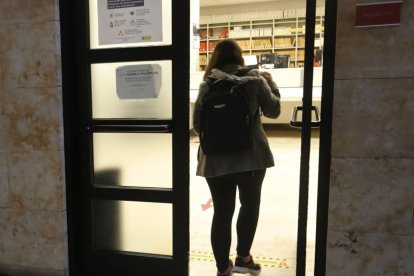 Una persona accede al Registro Civil en imagen de archivo.