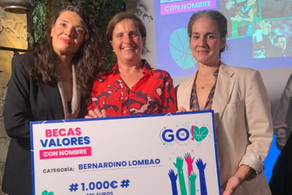 María Gallego, directora de Star Women All Sports, Mónica Messa, presidenta de Give&Go Social y exjugadora olímpica de baloncesto y la actriz Elena Lombao durante la ceremonia de entrega en Madrid.