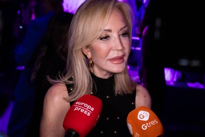 Carmen Lomana, en una de sus habituales apariciones públicas, donde combina elegancia, criterio estético y una opinión siempre afilada.