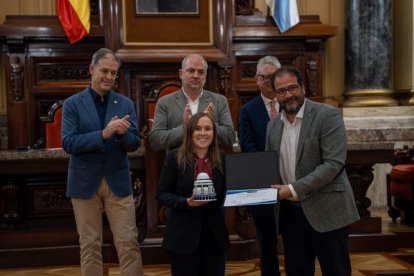 Jennifer García recoge el galardón por su trabajo de divulgación en la misión Hypatia II.  Las astronautas en el viaje simulado.  El desierto de Utha en Estados Unidos.