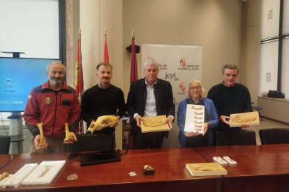 El delegado de la Junta, Eduardo Diego, en el centro con Darío Fidalgo y Carlos Fernández, a la izquierda, y Esperanza Fernández y Elías Ignacio Díez a la derecha.