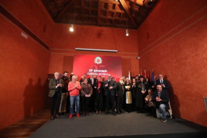 Los homenajeados, empresarios, Cofradía del Botillo y Luis del Olmo en el acto de anoche en el Castillo de Ponferrada.