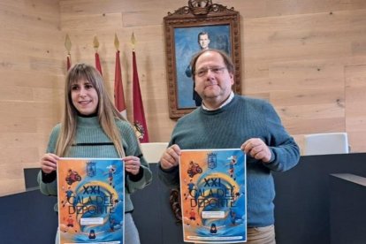 Laura Gallego y Javier Carrera presentaron el cartel de la XXI Gala del Deporte de La Bañeza.