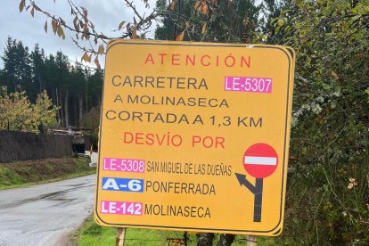 Cartel de aviso del corte de carretera.