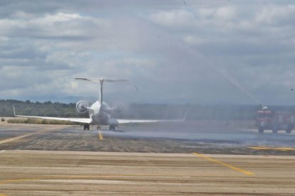 Un avión despega desde el Aeropuerto de León.