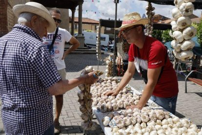 Un puesto de ajos en la feria de Santa Marina de este verano.