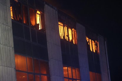 La nave incendiada en el polígono de Montearenas.