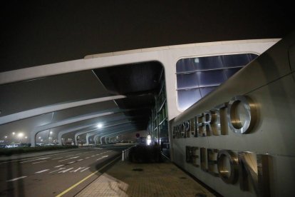 Acceso a la terminal del Aeropuerto de León.