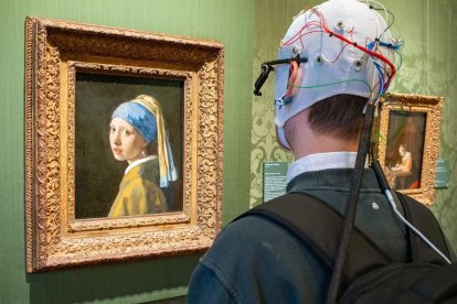 Un hombre contempla 'La joven de la perla', de Vermeer, en un experimento sobre emociones.