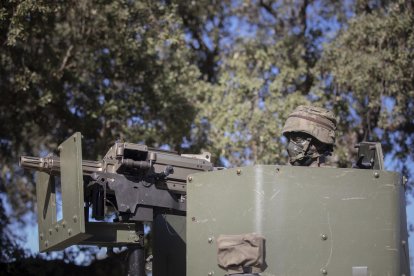 Archivo - Un soldado de la Legión participa en una maniobra de simulación de fusiles en un recinto ambientado en un "poblado afgano" en las inmediaciones del recinto del Campamento de Ronda, Málaga, Andalucía, (España), a 7 de octubre de 2020. 