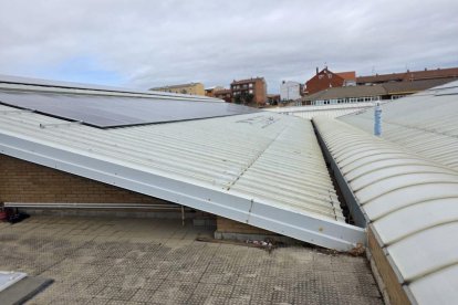 Placas solares en el tejado del pPolideportivo de Nava y nuevo sistema de gestión de aerotermia y fotovoltaico. Abajo, uno de los encuentros que ha acogido la instalación, de 500 bolilleras, y piscina climatizada.