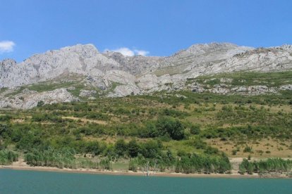 Terrenos fuera del pantano de Riaño que pueden habilitarse como pastos.