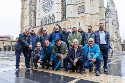 Un puñado de los casi 50 seminaristas que se reunieron en el 59 aniversario de su promoción en León frente a la Catedral.
