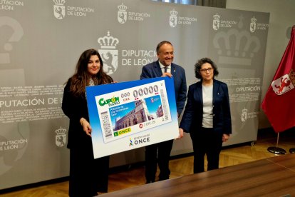El presidente de la Diputación de León, Gerardo Álvarez Courel (centro); la consejera de la ONCE en Castilla y León, María Ángeles Ramos (derecha) y la directora de la ONCE en León, María Quindós (izquierda).