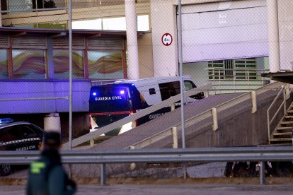 Vista del furgón policial que ha trasladado a José Luis Ábalos y Koldo García para ingresar este jueves en la cárcel de Soto del Real.