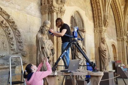 Técnicos escanean al anciano Simeón en la Catedral.