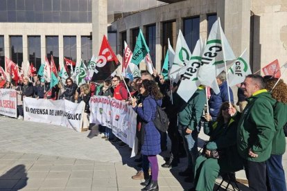 Un momento de la concentración de los sindicatos ante la sede de la Junta.
