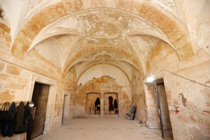 La sacristía con sus bóvedas y arcos, tras la limpieza realizada en mayo, está lista para ser restaurada.