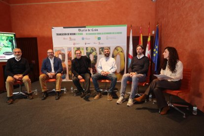 La mesa redonda fue moderada por la redactora María Carro