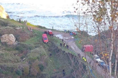 La UME de León y la Policía de Asturias realizan la misión en la balsa de la mina de Berbes.