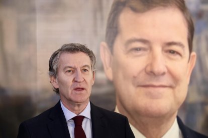 Feijóo escucha al presidente de la Junta de Castilla y León, Alfonso Fernández Mañueco, en su intervención en el desayuno informativo del diario 'La Razón'.