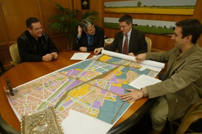 Francisco Gutiérrez, primero por la derecha, en una reunión en 2009 sobre la integración ferroviaria con los entonces alcaldes de León y San Andrés.