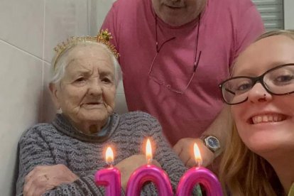 Antonina, coronada en su centenario.