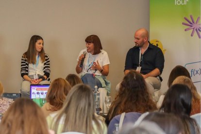 Sandra Laguna, en el centro, actúa como ponente en un acto organizado por Canva.