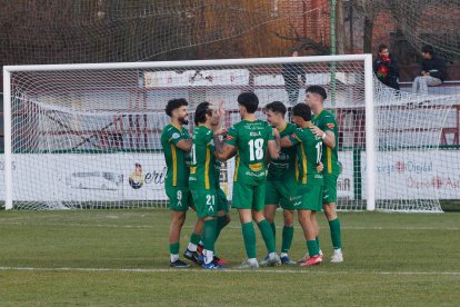El Atlético Astorga, celebrando uno de sus goles, fue muy superior al Sámano.