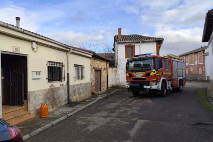 Intervención de los bomberos en una vivienda por humo en Brazuelo.