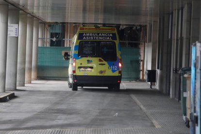 Ambulancia en el área de Urgencias del Hospital de León.