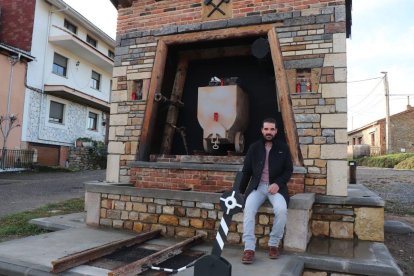 Jairo Álvarez en la parte delantera del monumento donde está la galeria. En la parte trasera está ubicada la ventiladora de la mina San Pedro.