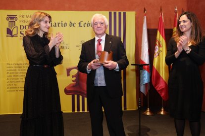 Mar Sancho y Adriana Ulibarri entregan el I Premio Don de Sil al pintor Luis Gómez Domingo