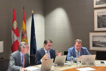 Los alcaldes de Picos con el consejero de Medio Ambiente, Vivienda y Ordenación del Territorio, Juan Carlos Suárez-Quiñones, en la reunión del Patronato