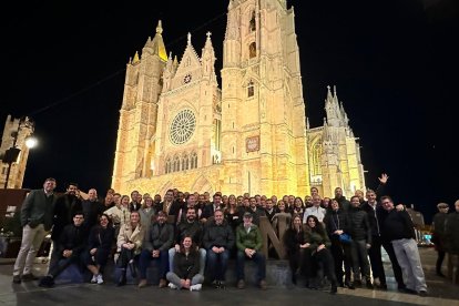 Equipo de Ebury con Juan Lobato (CEO Ebury) y Diego Llorente (Dtor Ebury León) en el centro sentados