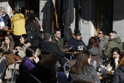 Terrazas de León llenas de gente.