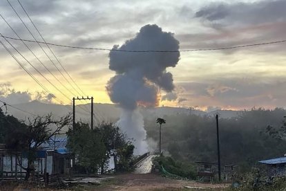 Pursat Province (Cambodia), 13/12/2025.- A handout photo made available by Agence Kampuchea Presse (AKP) shows a bridge destroyed by Thai F-16 fighter jets in Pursat Province, Cambodia, 13 December 2025. Cambodia’s Ministry of National Defence stated that on 13 December 2025, two Thai F-16 fighter jets carried out an aerial bombing, releasing seven bombs in Pursat Province, amid escalating tens.