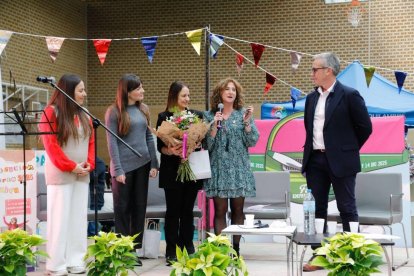 Sonia Aller recibió el galardón de manos del alcalde, Vicente Álvarez.