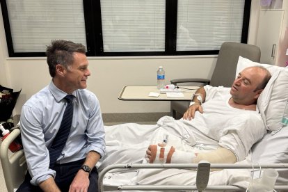 Fotografía publicada en el perfil de X del líder político de Nueva Gales del Sur, Chris Minns, que muestra a Minns (i) visitando en el hospital a Ahmed al Ahmed, el hombre que desarmó a uno de los autores del atentado perpetrado ayer en Sídney. Junto a la fotografía, Minns define a Ahmed como "un héroe de verdad" cuya "increíble valentía sin duda salvó innumerables vidas al desarmar a un terrorista con un enorme riesgo personal".