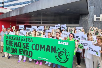 Archivo - Imagen de archivo de enfermeras y fisioterapeutas que rechazan el recorte a su paga extra: "Que no se coman ni un euro" en el HUCA.